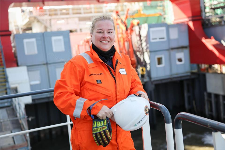 Sandra Ludwig ist eine der wenigen Frauen, die regelmäßig auf der einzigen deutschen Offshore-Bohrinsel arbeiten.Christian Charisius/dpa