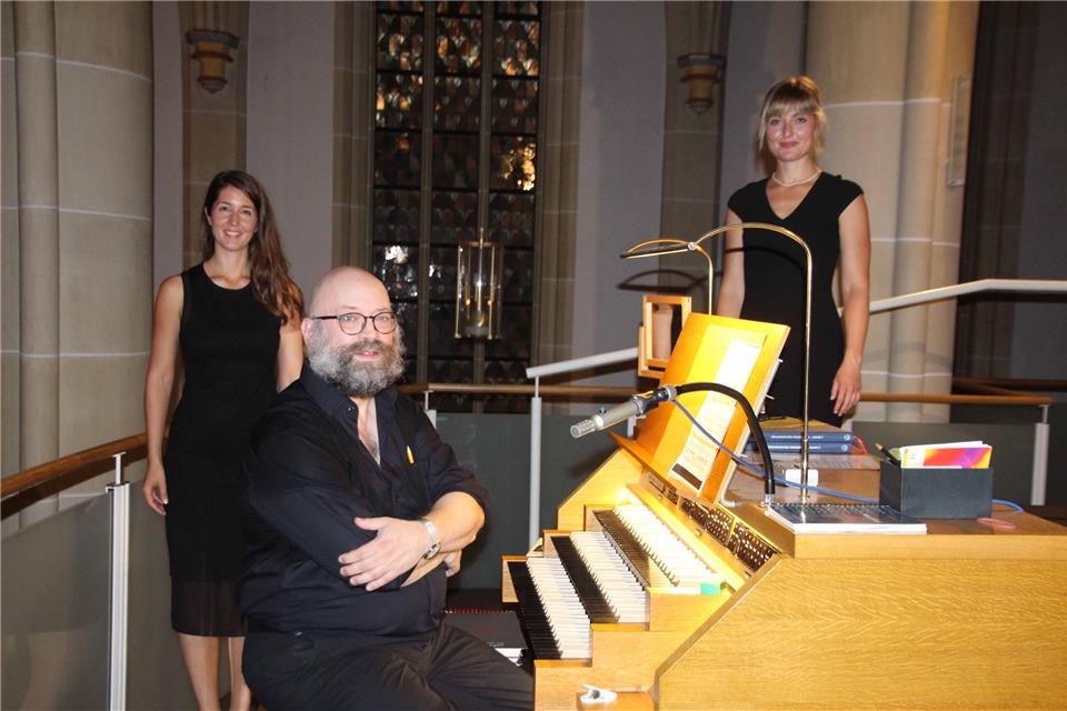 Sandra Schares (Mezzosopran), Josef P. Eich (Orgel) und Sina Jacka (Sopran; v. li.) auf der Orgelbühne in der Pfarrkirche St. Martin.