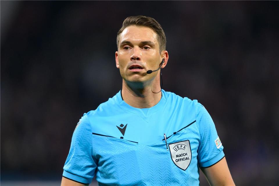 Sandro Schärer leitet das Spiel des FC Bayern gegen Inter Mailand.Robert Michael/dpa