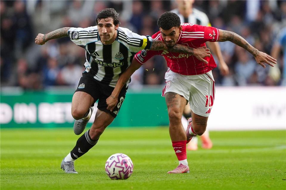 Sandro Tonali (links) setzte sich mit Newcastle gegen Nottingham durch.Owen Humphreys/PA Wire/dpa