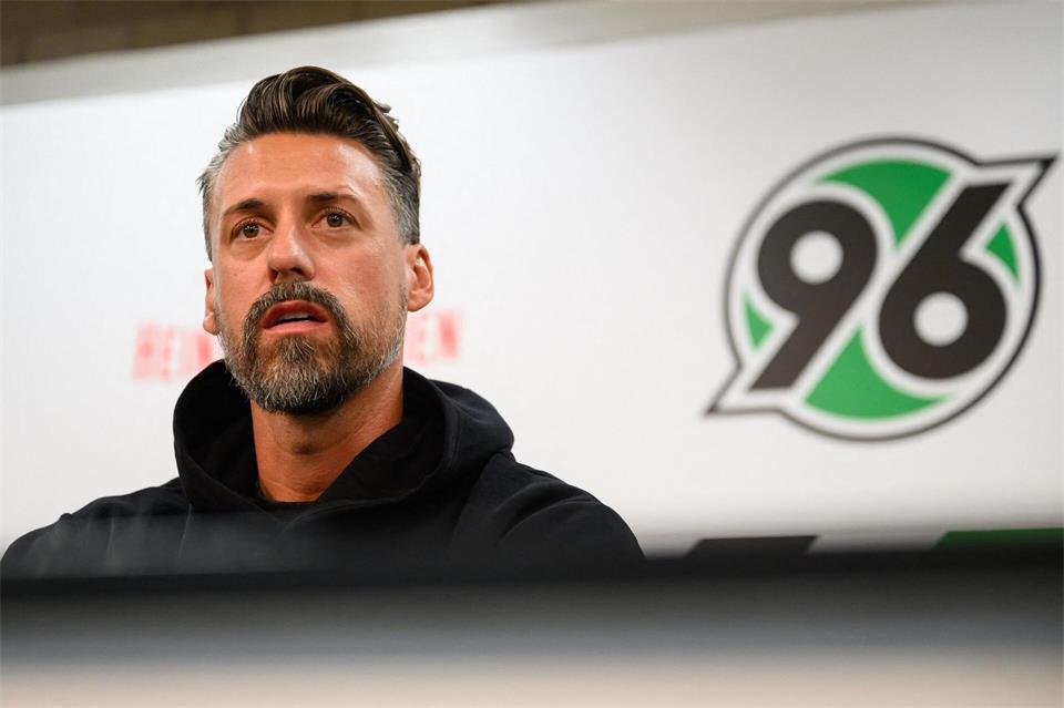 Sandro Wagner bei seiner Vorstellung bei Hannover 96.Swen Pförtner/dpa