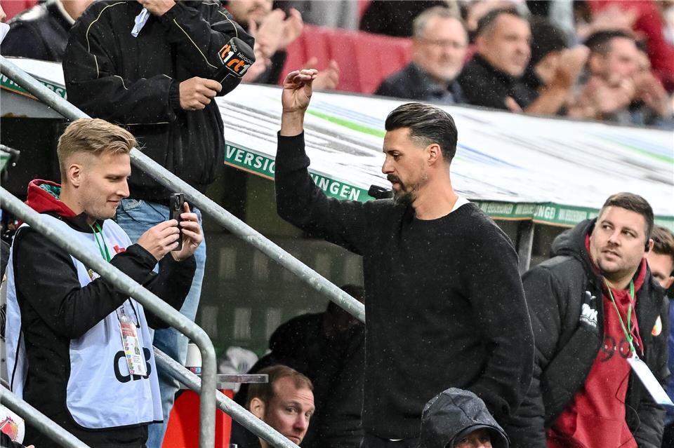Sandro Wagner reagiert nach dem Abpfiff mit einer Geste Richtung Publikum. Harry Langer/dpa