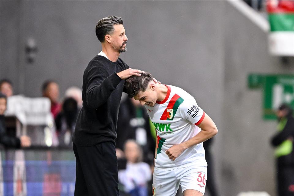 Sandro Wagner tätschelt Mert Kömür, den besten Augsburger, nach dessen 2:0.Harry Langer/dpa