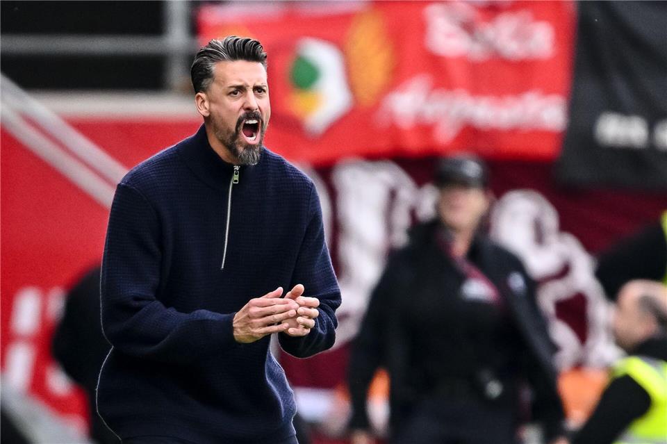 Sandro Wagner verlor mit dem FCA zum vierten Mal in Serie.Harry Langer/dpa