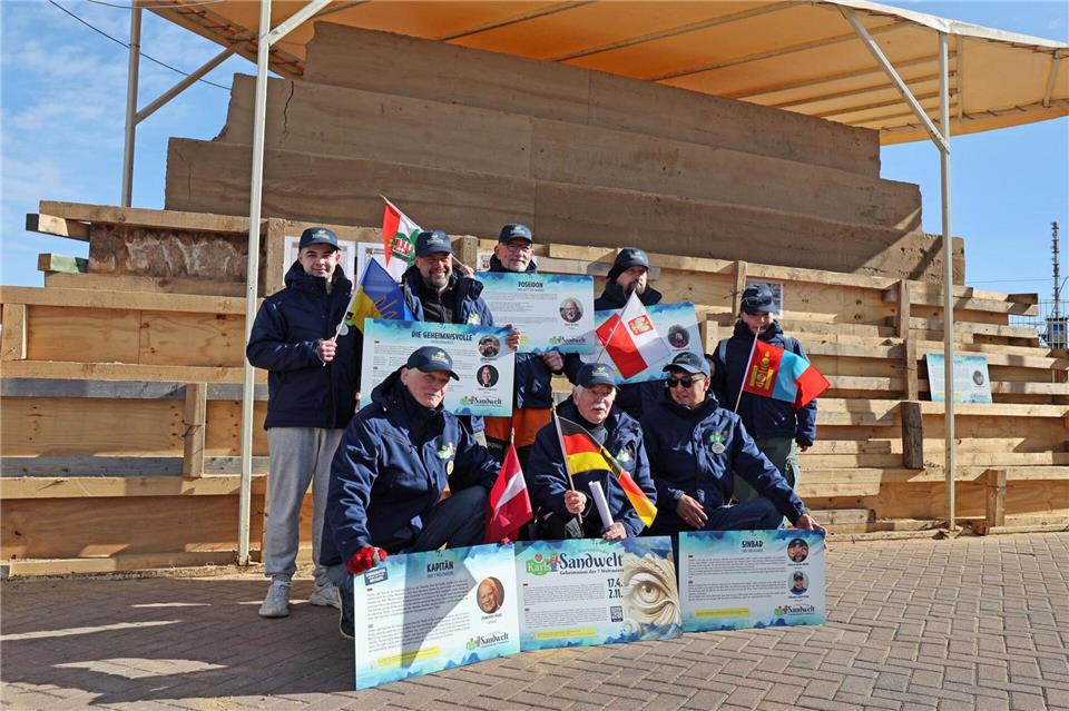 Sandskulpturen-Künstler aus sechs Ländern schaffen in Warnemünde die neuen Figuren. Bernd W�stneck/dpa