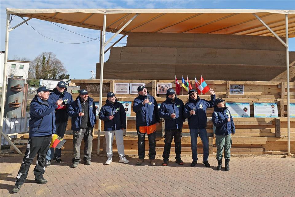Sandskulpturen-Künstler aus sechs Ländern schaffen in Warnemünde die neuen Figuren. Bernd W�stneck/dpa