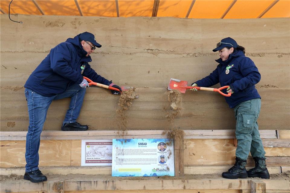 Sandskulpturen-Künstler aus sechs Ländern schaffen in Warnemünde die neuen Figuren. Bernd W�stneck/dpa