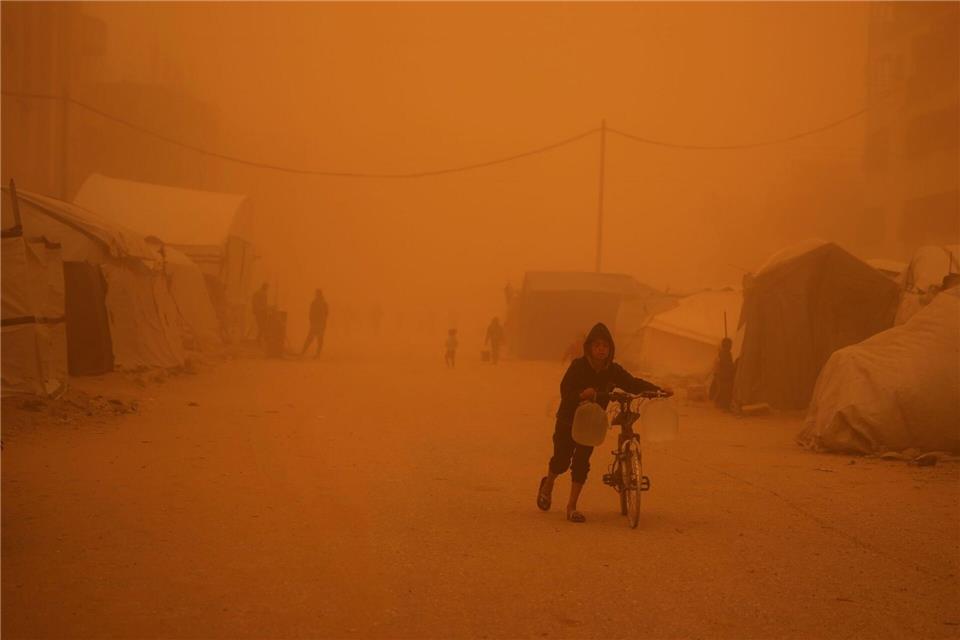 Sandstürme kommen in der Region nicht selten vor, aber dieses Mal ist der Sturm besonders stark.Abdel Kareem Hana/AP/dpa