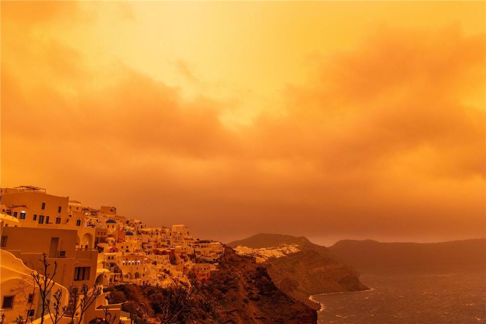 Sandsturm über SantorinJens Büttner/dpa