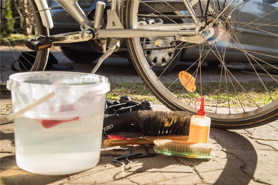 Sanfte Reinigung: Statt mit dem Hochdruckreiniger wird das Rad besser mit Bürste und Wasser gesäubert, um empfindliche Teile wie Lager und Kette zu schonen.Christin Klose/dpa-tmn