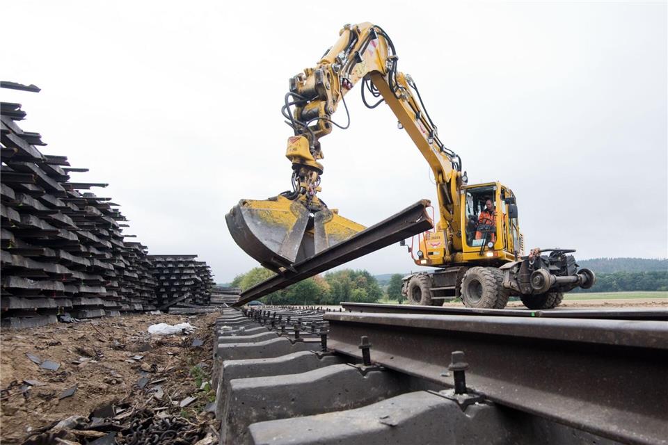Sanierung einer ICE-Trasse: Die Bahn will einige Projekte jetzt nach hinten schieben. (Archivbild)Julian Stratenschulte/dpa