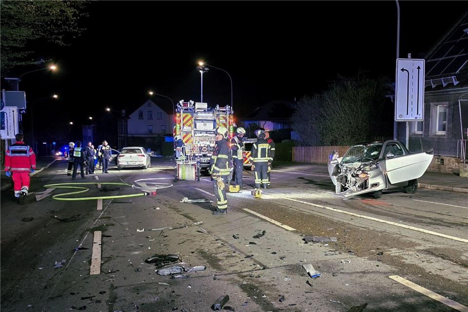 Sanitäter brachten den schwer verletzten Fahrer nach dem Unfall ins Krankenhaus. Gianni Gattus/Blaulicht Aktuell Solingen/dpa