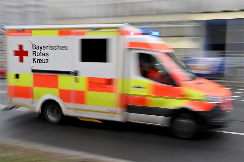 Sanitäter bringen alle Verletzten in eine Klinik. (Symbolbild)Peter Kneffel/dpa