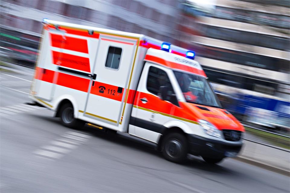 Sanitäter bringen das Mädchen in ein Krankenhaus. (Symbolbild)Nicolas Armer/dpa
