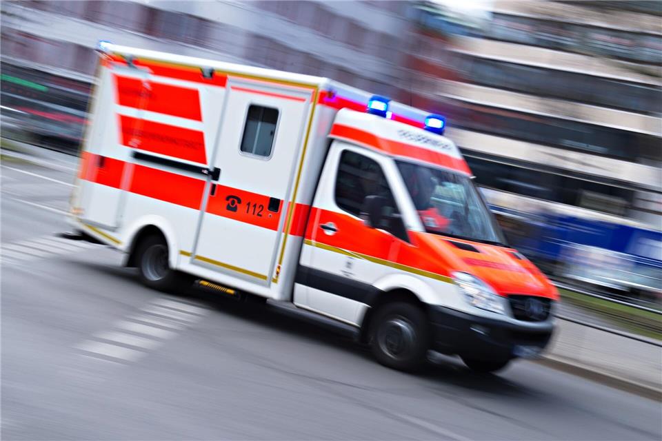 Sanitäter bringen den Lastwagen- und den Autofahrer in ein Krankenhaus. (Symbolbild)Nicolas Armer/dpa