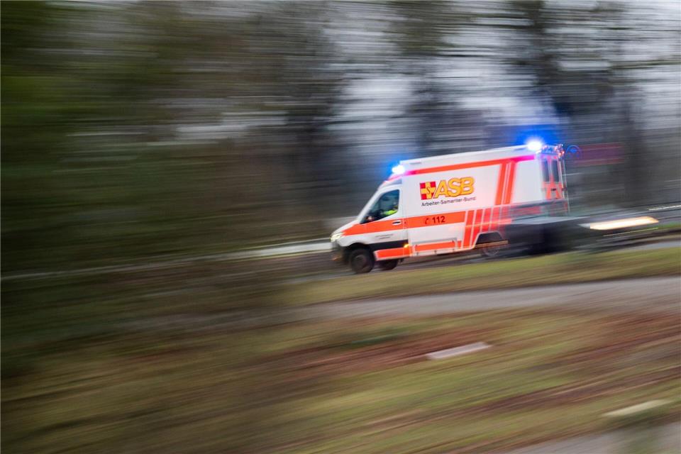 Sanitäter bringen den Mann mit schweren Verletzungen in ein Krankenhaus. (Symbolbild)Julian Stratenschulte/dpa