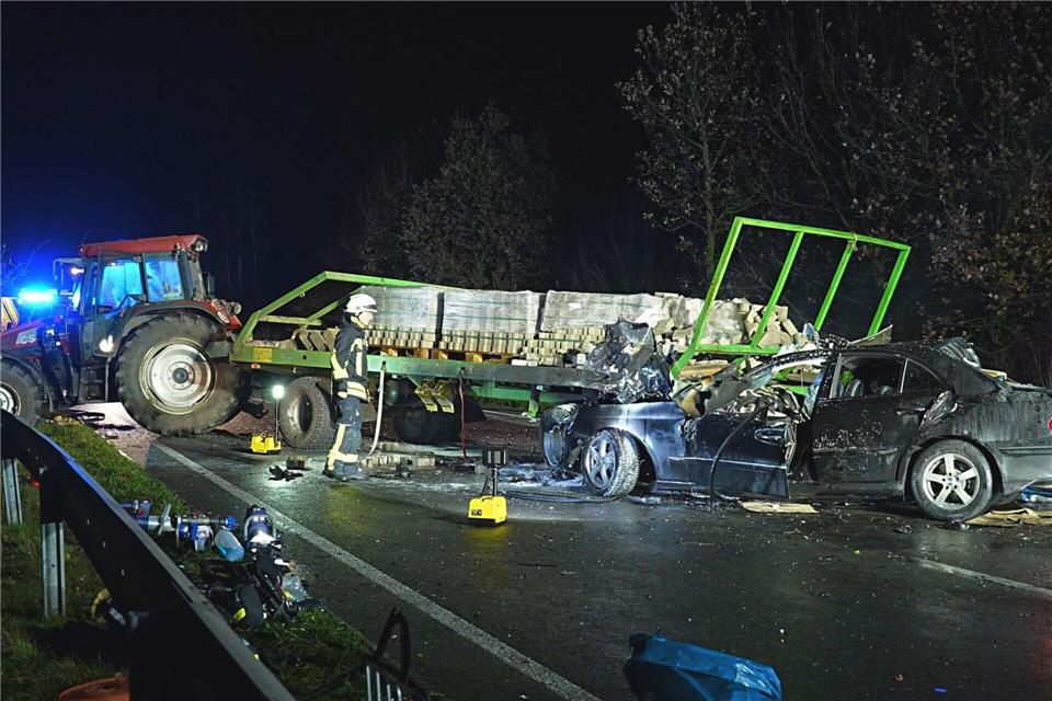 Sanitäter bringen den Traktorfahrer vorsorglich in ein Krankenhaus.Thomas Lindemann/Nord-West-Media TV/dpa