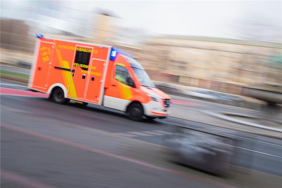 Radfahrer angefahren und schwer verletzt  Sanitäter bringen den verletzten Radfahrer in eine Klink. (Symbolbild)Julian Stratenschulte/dpa