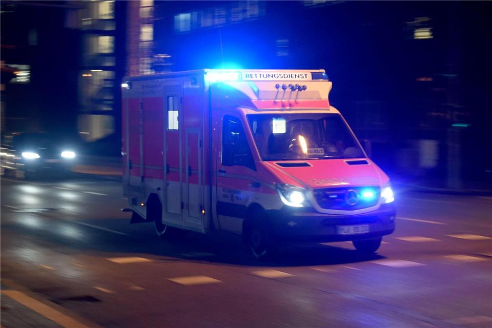 Sanitäter bringen die Frau in eine Klinik. (Symbolbild)Carsten Rehder/dpa