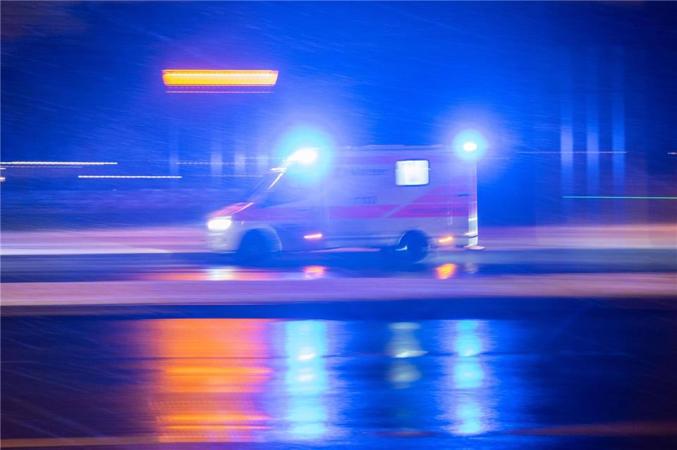 Sanitäter bringen die Verletzten in eine Klinik. (Symbolbild)Sebastian Gollnow/dpa