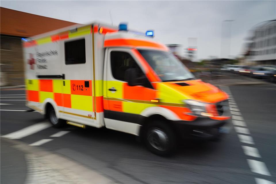 Sanitäter bringen die beiden Schwerverletzten in ein Krankenhaus. (Symbolbild)Nicolas Armer/dpa