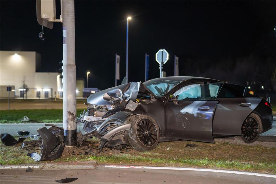 Sanitäter bringen die drei Kinder und den Vater in ein Krankenhaus.Max Lametz/dpa
