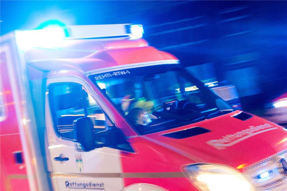 Sanitäter bringen insgesamt 18 Menschen in umliegende Krankenhäuser. (Symbolbild)Marcel Kusch/dpa