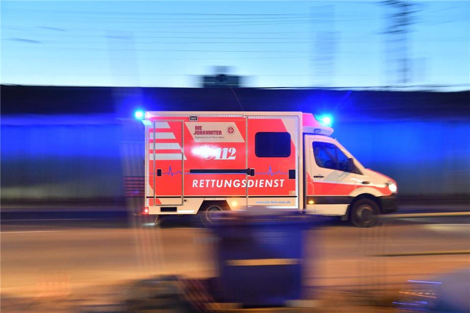 Sanitäter reanimieren den Motorradfahrer und bringen ihn in eine Klinik. (Symbolbild)Boris Roessler/dpa