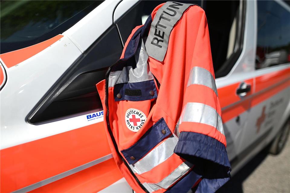 Sanitäter versorgen die verletzten Fahrgäste. (Symbolbild)Patrick Seeger/dpa