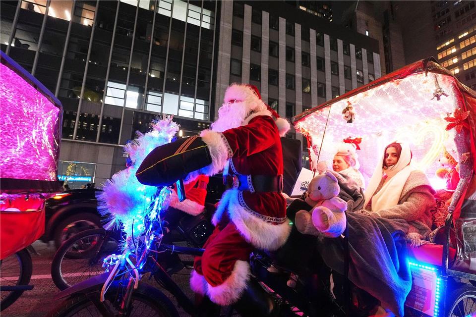 Santa on Tour: Weihnachtsmann radelt Fahrgäste durch New Yorks Sixth AvenueFrank Franklin II/AP/dpa