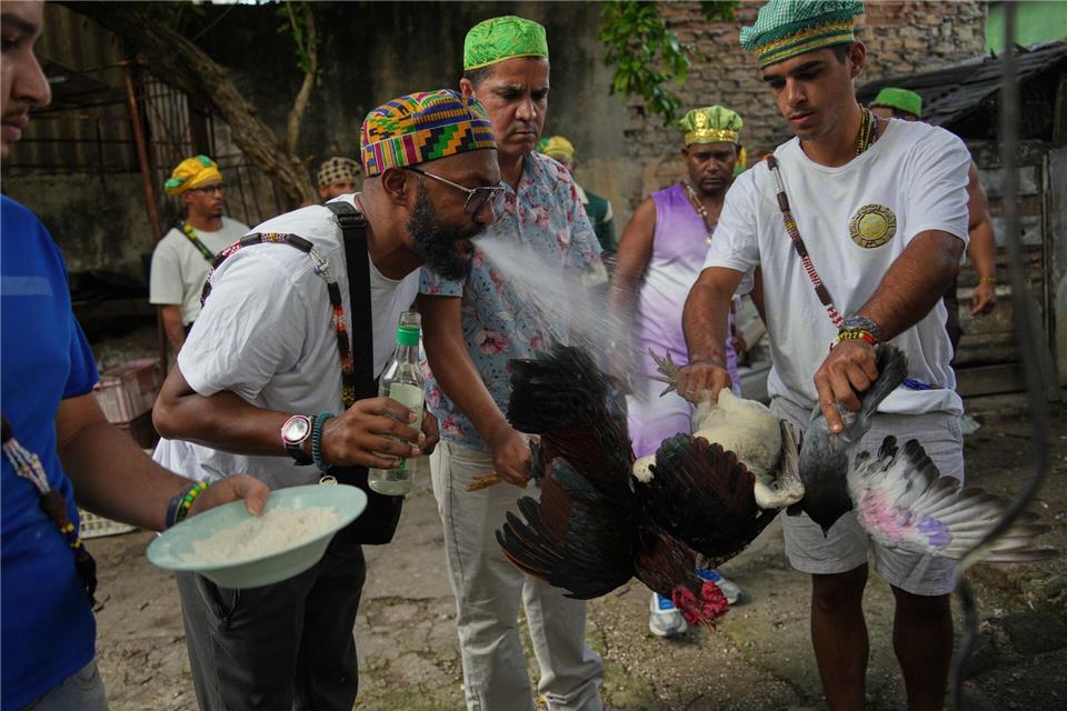 Santeria-Priester führen ein Reinigungsritual mit Hähnen durch.Ramon Espinosa/AP/dpa