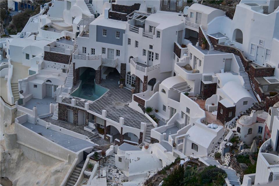 Santorini ist eine beliebte Urlaubsinsel. Seit Wochen bebt dort die Erde. (Archivbild)Petros Giannakouris/AP/dpa