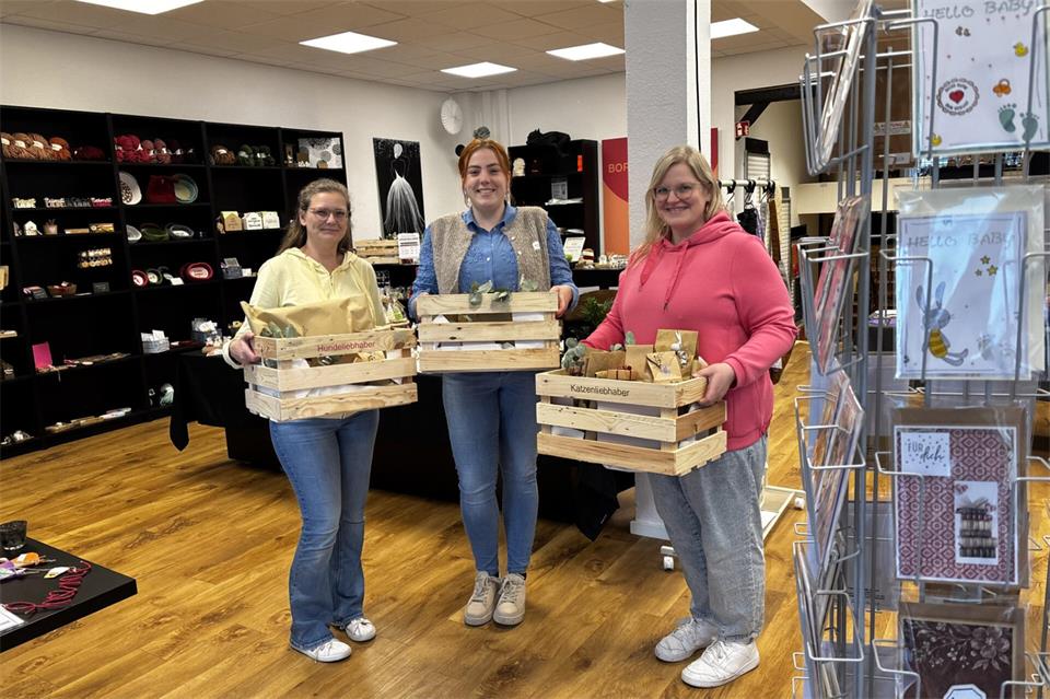 Sara Stegemann, Marie Niehaves und Christin Faber (von links) freuen sich sehr darüber, mit ihren handgemachten Deko-Artikeln auf großes Interesse zu stoßen. Mit ihrem Geschäft bleiben sie noch bis Ende Oktober am Kornmarkt.