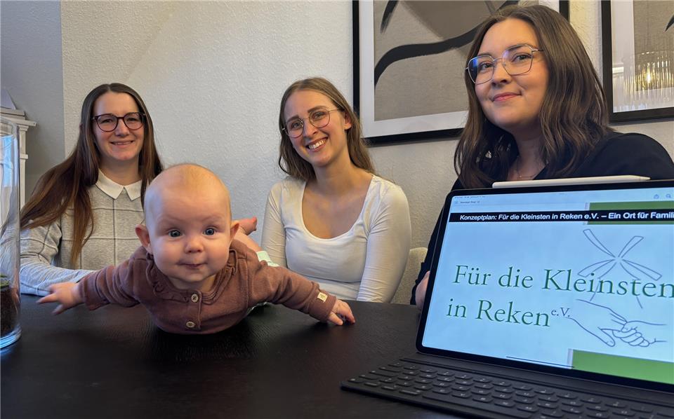 Sarah Kustos (von links), Léa-Julie Heßing (mit Tochter Lilo) und Lena Mertens befinden sich in der Gründung des Vereins „Für die Kleinsten in Reken“.