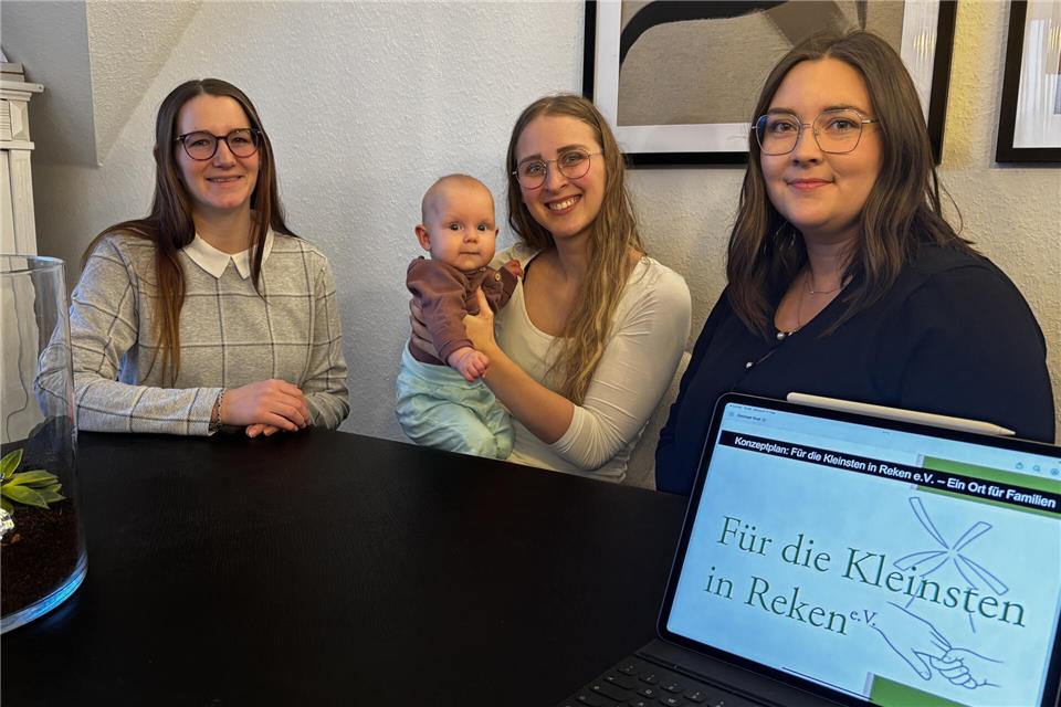 Sarah Kustos (von links), Lea-Julie Heßing und Lena Mertens haben den Verein „Für die Kleinsten in Reken“ jetzt ganz offiziell gegründet.