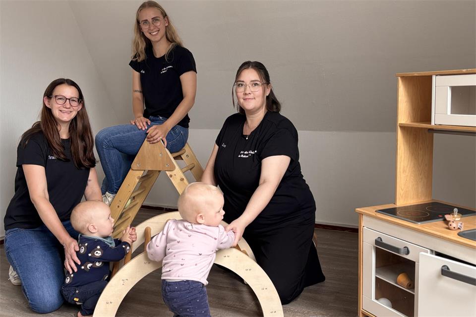 Sarah Kustos (von links), Léa-Julie Heßing und Lena Mertens vom Verein „Für die Kleinsten in Reken“ mit Felix und Lilo freuen sich über die neuen Räume, die im Oktober vorgestellt werden.
