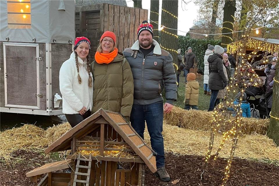 Sarah und Sven Busch (hier mit Sigrid Thiemann vom Freundeskreis Palliativzentrum Datteln, Mitte) freuen sich über eine neue Attraktion für ihren Weihnachtsmarkt.