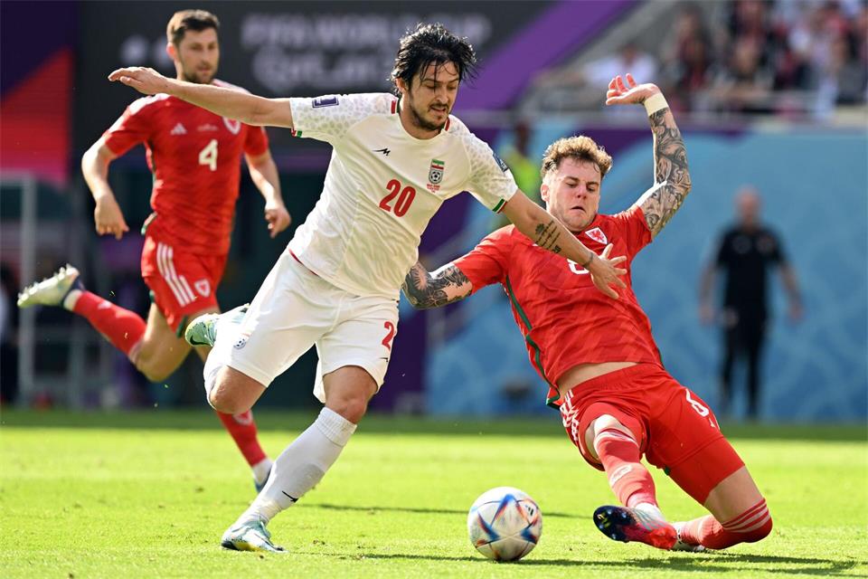 Sardar Azmoun (links) ist nach seiner WM-Ausbootung zurück im Kader der iranischen Nationalmannschaft. (Archiv-Foto)Federico Gambarini/dpa