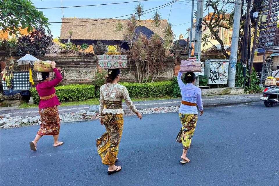 Sarongs und bunte Körbe gehören auf Bali zu „Galungan“ dazu.Carola Frentzen/dpa