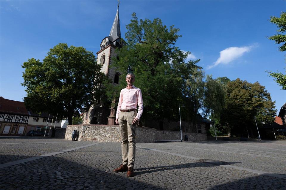 Sascha Jung steht vor seiner einstigen Gemeindekirche in Flörsheim. Der katholische Ex-Pfarrer hat mit dem Zölibat gehadert. Inzwischen ist er verheiratet und hat zwei Kinder.Lea Winkler/dpa