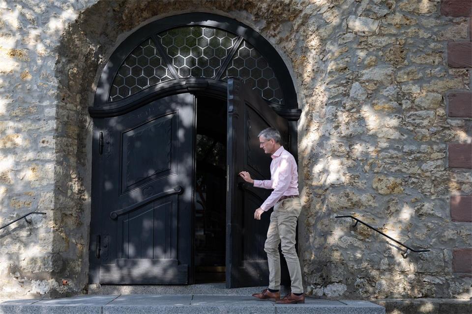 Sascha Jung wirkt nicht mehr als katholischer Pfarrer, spielt aber weiterhin in Gottesdiensten Orgel. Boris Roessler/dpa