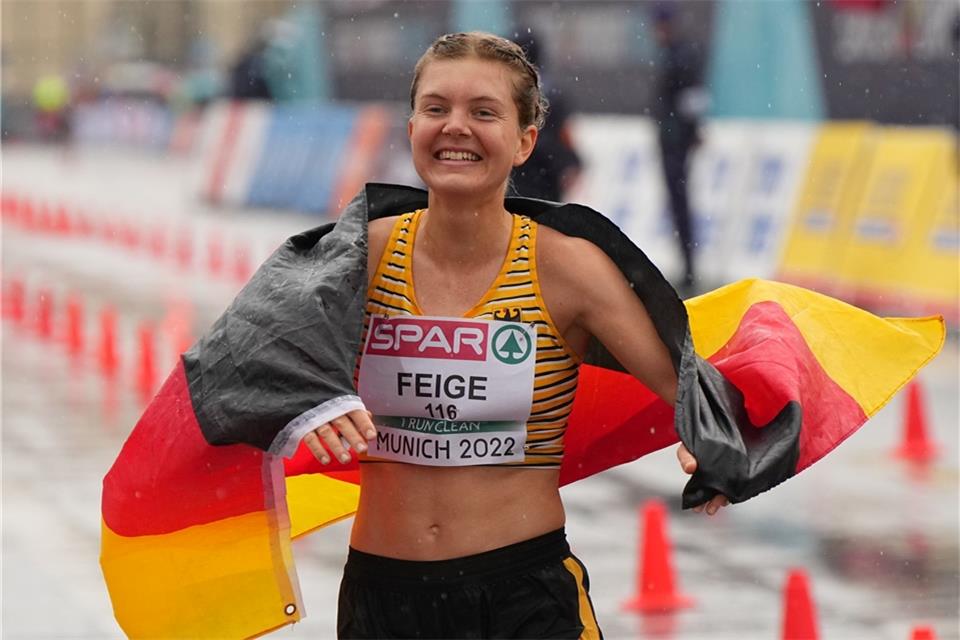Geherin Feige jubelt über EM-Bronze im Münchner Regen Saskia Feige freut sich über die EM-Bronzemedaille über 20 Kilometer Gehen.