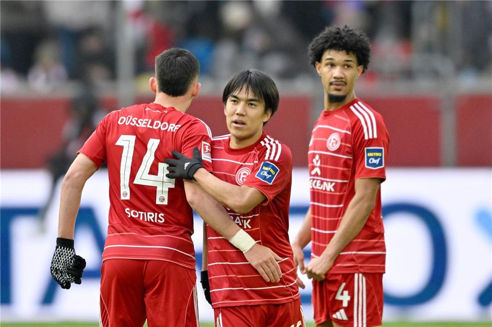 Satoshi Tanaka (M) wechselt aus Düsseldorf zum Bundesliga-Aufsteiger Schalke 04. (Archivbild)Anke Waelischmiller/dpa