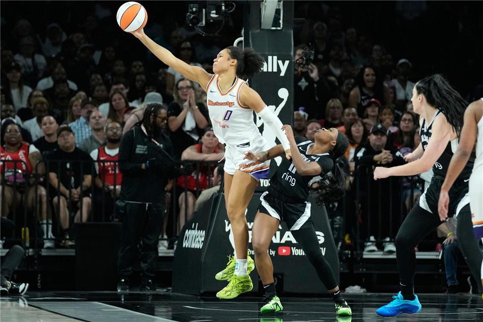 Satou Sabally (in weiß) verliert auch das zweite Spiel der FinalserieJohn Locher/AP/dpa
