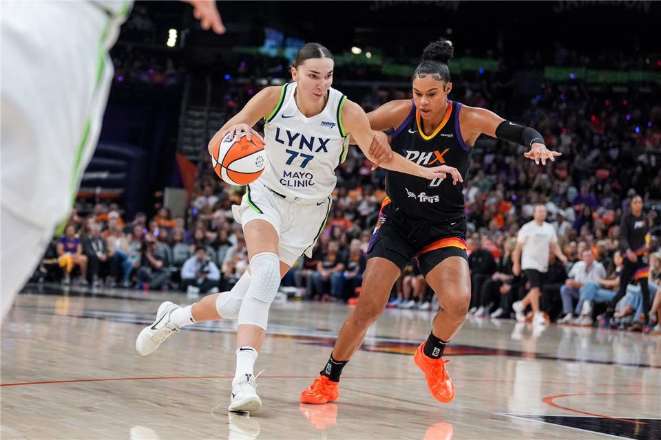 Satou Sabally (rechts) hatte erneut einen starken Abend in den WNBA-Playoffs.Samantha Chow/AP/dpa
