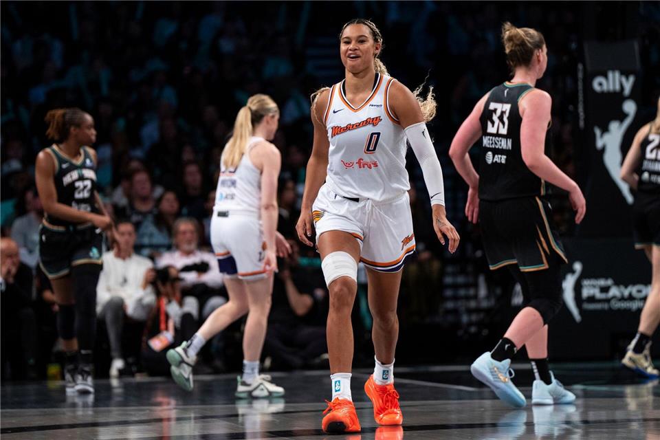 WNBA: Sabally hält Playoff-Duell mit ihrer Schwester offen Satou Sabally spielte stark verbessert im zweiten Playoff-Duell.Angelina Katsanis/AP/dpa