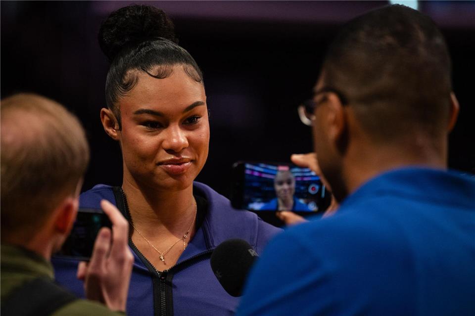 Satou Sabally spricht vor dem Spiel mit Journalisten.Maximilian Haupt/dpa