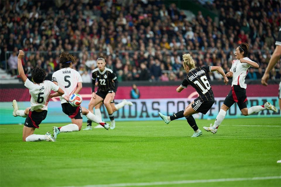 Satt getroffen: Linda Dallmann (r) erzielt das 1:1.Sebastian Christoph Gollnow/dpa