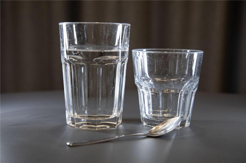 Sauber umfüllen: Funktioniert das mit dem Löffel-Trick?Christin Klose/dpa-tmn