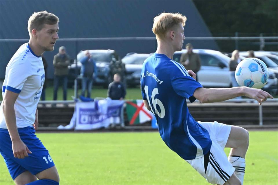 Saubere Ballannahme: Bernd Ebbing (hier gegen Erik Wittenberg) war einer der Besten beim 4:0-Sieg des weiter ungeschlagenen VfL Ramsdorf gegen Westfalia Gemen II.